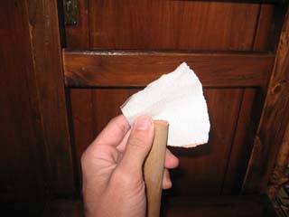 Toma el papel de lija y desgasta los bordes de los palos para que no queden filosos o con astillas